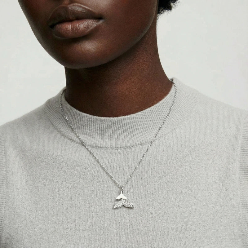 Whale Tail Halskette - 14K weiss vergoldetes Messing mit Kristallen